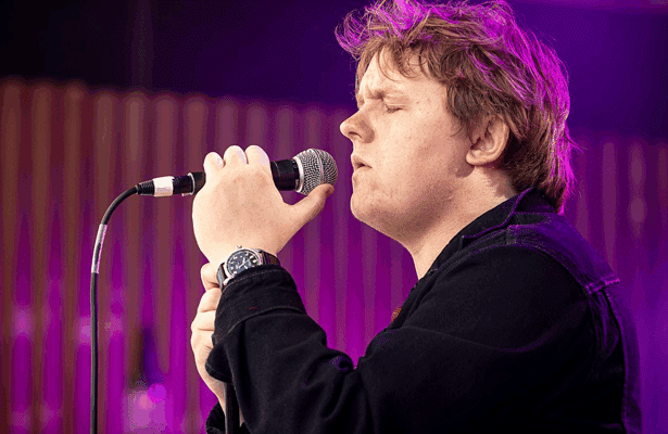 Ο Lewis Capaldi μιλάει για τη δύναμη και την ψυχική ανθεκτικότητα μέσα από το EP “Survive”
