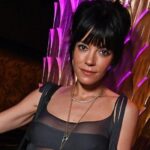 Η Lily Allen ποζάρει κρατώντας το άλμπουμ “West End Girl”, χαμογελώντας μετά την επιτυχία του