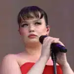 Lola Young: Η δικαστική επίλυση για το «Messy» και η νέα της εποχή