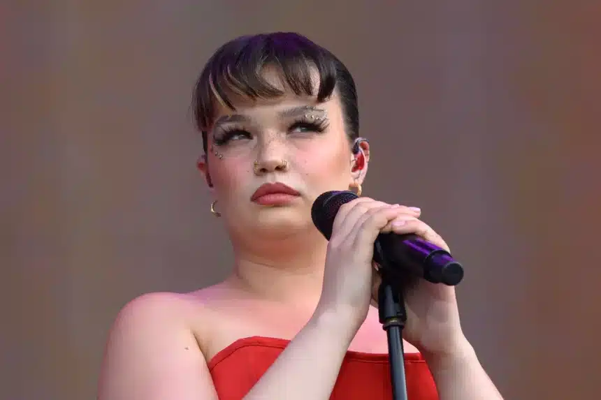 Lola Young: Η δικαστική επίλυση για το «Messy» και η νέα της εποχή