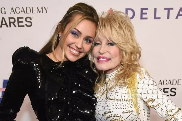 Dolly Parton και Miley Cyrus σε κοινή εμφάνιση σε μουσική εκδήλωση