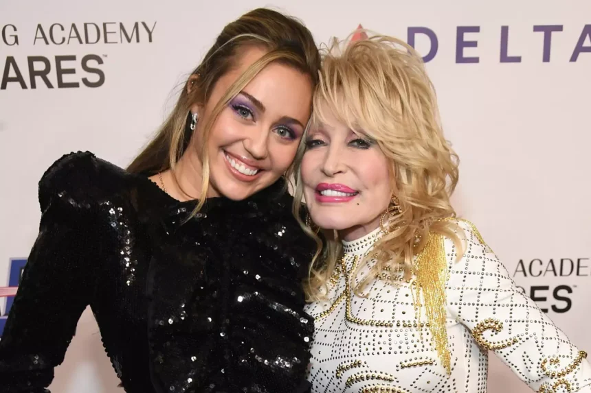 Dolly Parton και Miley Cyrus σε κοινή εμφάνιση σε μουσική εκδήλωση