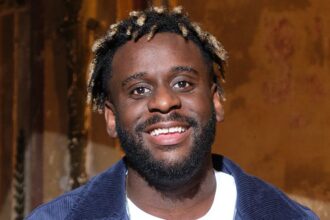 Myles Smith – Ο Βρετανός τραγουδοποιός στηρίζει τη Chappell Roan και μιλά για τα όρια με το κοινό