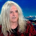 Ο Νίκος Καρβέλας στο music video του τραγουδιού «Γονείς» της Panik Gold, σε μια συγκινητική μουσική εξομολόγηση για τις ανθρώπινες σχέσεις