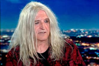 Ο Νίκος Καρβέλας στο music video του τραγουδιού «Γονείς» της Panik Gold, σε μια συγκινητική μουσική εξομολόγηση για τις ανθρώπινες σχέσεις