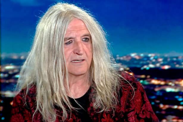 Ο Νίκος Καρβέλας στο music video του τραγουδιού «Γονείς» της Panik Gold, σε μια συγκινητική μουσική εξομολόγηση για τις ανθρώπινες σχέσεις