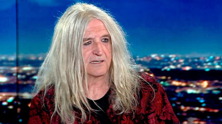 Ο Νίκος Καρβέλας στο music video του τραγουδιού «Γονείς» της Panik Gold, σε μια συγκινητική μουσική εξομολόγηση για τις ανθρώπινες σχέσεις