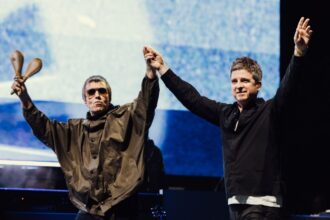 Oasis – Το φινάλε του Live ’25 που ένωσε γενιές και συγκίνησε το κοινό
