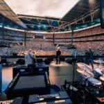 Οι Oasis στη σκηνή του Wembley Stadium κατά τη διάρκεια της περιοδείας Live 25