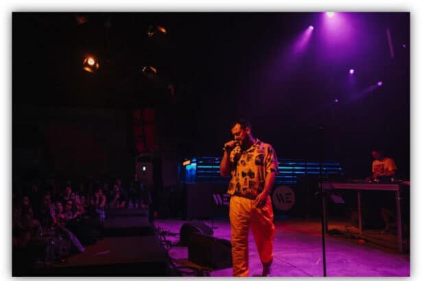 Pan Pan περπατά τη νύχτα σε φωτισμένο δρόμο της Αθήνας με ακουστικά