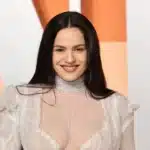 Rosalía χαμογελά με απλότητα σε φωτογράφιση για το άλμπουμ Lux