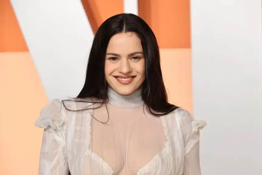 Rosalía χαμογελά με απλότητα σε φωτογράφιση για το άλμπουμ Lux