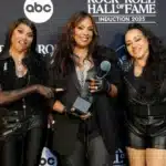 Η Spinderella των Salt-N-Pepa ποζάρει μετά την ένταξή της στο Rock Hall 2025 στο Λος Άντζελες