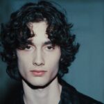 Sombr στη σκηνή του Brooklyn μετά το ατύχημα στο δόντι κατά τη συναυλία