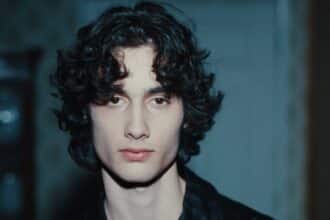 Sombr στη σκηνή του Brooklyn μετά το ατύχημα στο δόντι κατά τη συναυλία