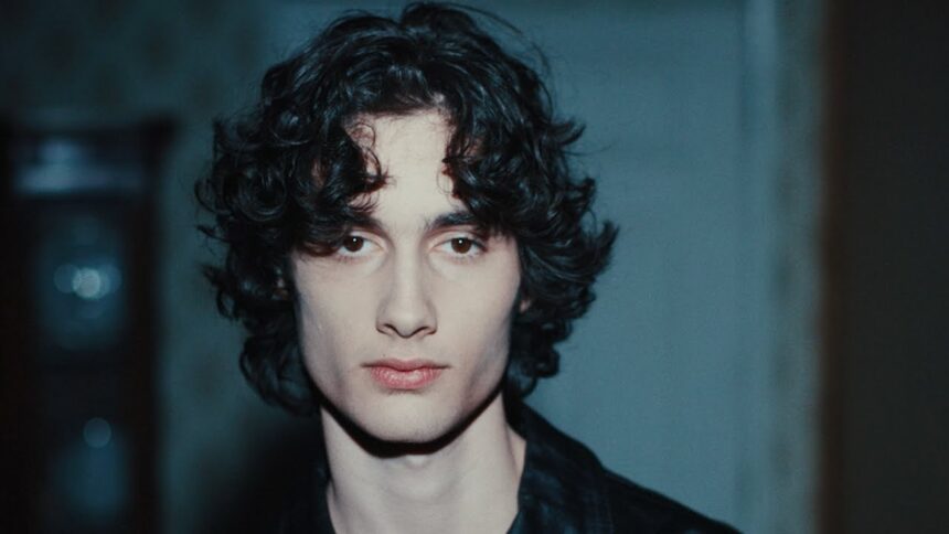 Sombr στη σκηνή του Brooklyn μετά το ατύχημα στο δόντι κατά τη συναυλία