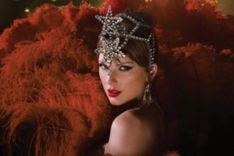 Η Taylor Swift ποζάρει στο κόκκινο χαλί, ενώ δίπλα προβάλλεται εικόνα από το βίντεο του George Michael