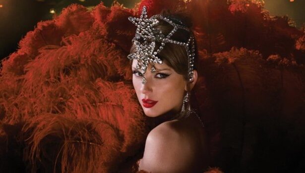 Η Taylor Swift ποζάρει στο κόκκινο χαλί, ενώ δίπλα προβάλλεται εικόνα από το βίντεο του George Michael