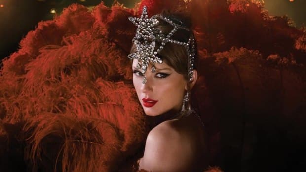 Η Taylor Swift ποζάρει στο κόκκινο χαλί, ενώ δίπλα προβάλλεται εικόνα από το βίντεο του George Michael