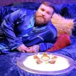 Teddy Swims χαμογελά στο φακό σε φωτογράφιση γεμάτη αυτοπεποίθηση