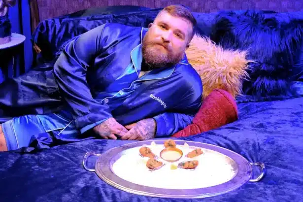 Teddy Swims χαμογελά στο φακό σε φωτογράφιση γεμάτη αυτοπεποίθηση