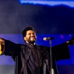Ο The Weeknd τραγουδά στη σκηνή της περιοδείας “After Hours Til Dawn” μπροστά σε γεμάτο στάδιο