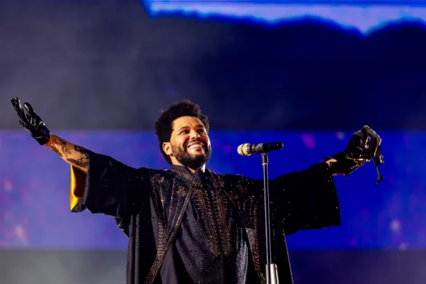 Ο The Weeknd τραγουδά στη σκηνή της περιοδείας “After Hours Til Dawn” μπροστά σε γεμάτο στάδιο
