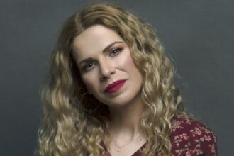 Η Βιολέτα Ίκαρη στο εξώφυλλο του νέου της EP Σύννεφα Μπαλόνια