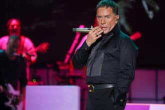 Γιώργος Μαζωνάκης στην πρεμιέρα του στην Ακτή Πειραιώς