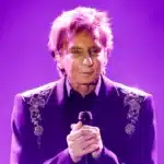 Barry Manilow στη σκηνή κατά τη διάρκεια συναυλίας στο Las Vegas