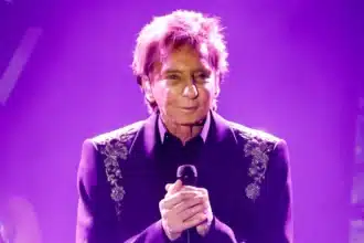 Barry Manilow στη σκηνή κατά τη διάρκεια συναυλίας στο Las Vegas