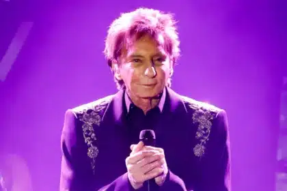 Barry Manilow στη σκηνή κατά τη διάρκεια συναυλίας στο Las Vegas