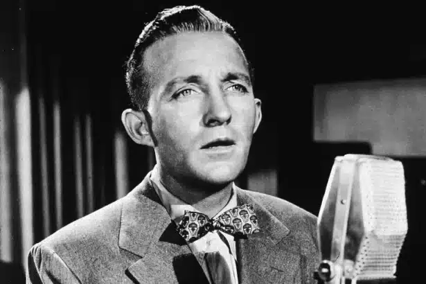 Ο Bing Crosby τραγουδά White Christmas σε στρατιωτική σκηνή στον Β΄ Παγκόσμιο Πόλεμο
