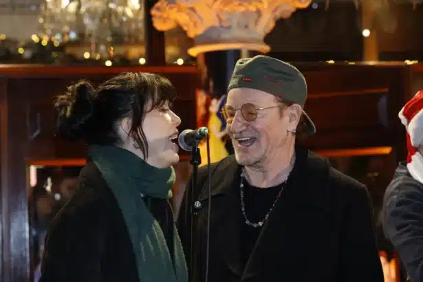 Ο Bono και η Imelda May τραγουδούν “Christmas (Baby, Please Come Home)” στο Δουβλίνο