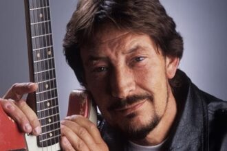 Chris Rea τραγουδά το Driving Home For Christmas