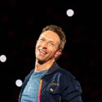 Chris Martin τραγουδάει live σε γάμο για το πρώτο χορευτικό τραγούδι του ζευγαριού