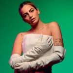 Daphne Lawrence se skinothesia Danny Darlas sto video clip tis Gatas