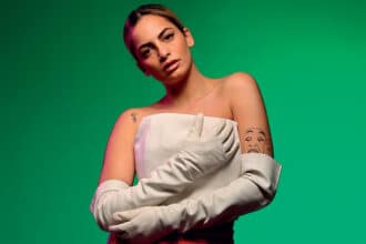 Daphne Lawrence se skinothesia Danny Darlas sto video clip tis Gatas