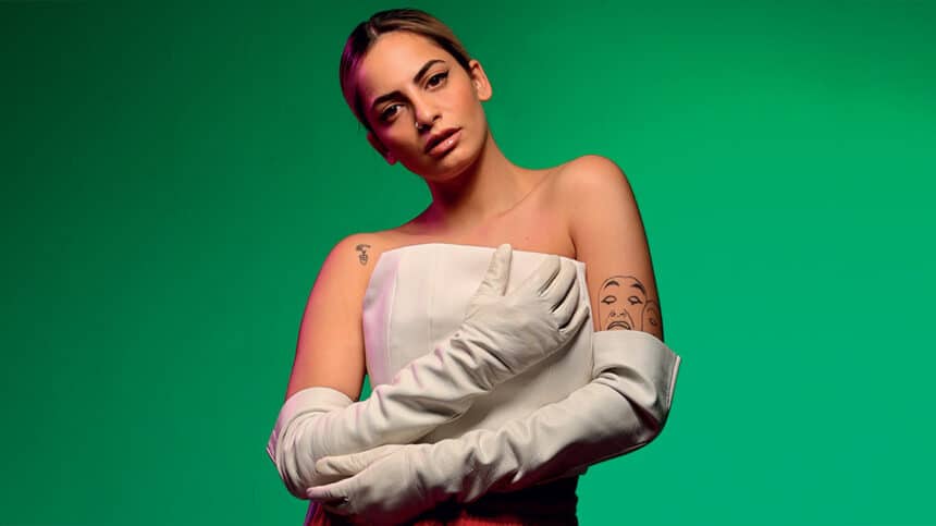 Daphne Lawrence se skinothesia Danny Darlas sto video clip tis Gatas