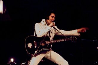 Elvis Presley στη σκηνή του Las Vegas – σκηνή από το φιλμ EPiC
