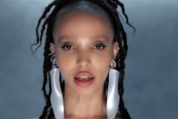 FKA Twigs ποζάρει με concept art αισθητική για το άλμπουμ Eusexua