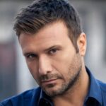 Γιάννης Πλούταρχος σε σκηνή από το κινηματογραφικό video clip του «Δε Γίνεται»