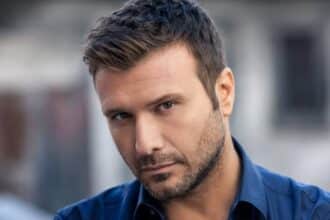 Γιάννης Πλούταρχος σε σκηνή από το κινηματογραφικό video clip του «Δε Γίνεται»