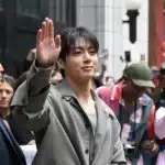 Jung Kook εμπνέεται από τον Nat King Cole στη διασκευή του “The Christmas Song”