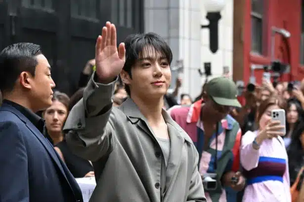 Jung Kook εμπνέεται από τον Nat King Cole στη διασκευή του “The Christmas Song”