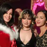 Lola Young ποζάρει χαμογελαστή στο Λονδίνο μετά την ανάρρωσή της