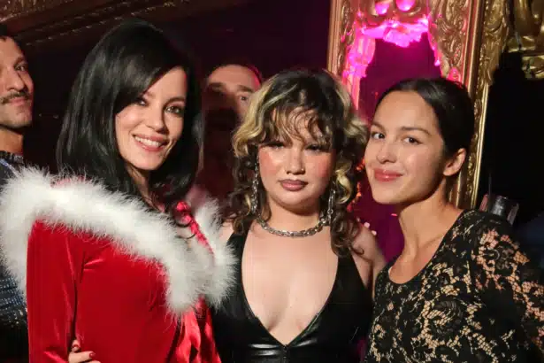 Lola Young ποζάρει χαμογελαστή στο Λονδίνο μετά την ανάρρωσή της