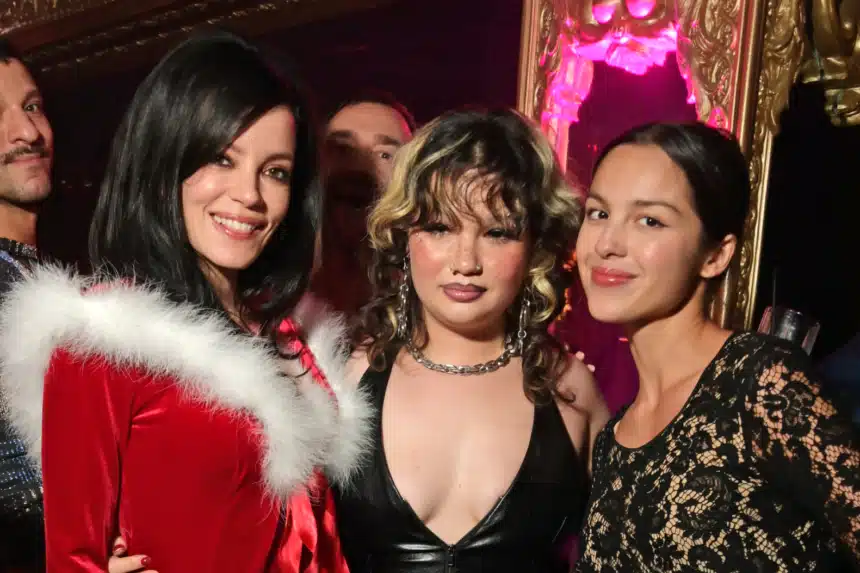 Lola Young ποζάρει χαμογελαστή στο Λονδίνο μετά την ανάρρωσή της