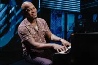 Ο NE-YO στη σκηνή του Broadway για το musical “Hell’s Kitchen” της Alicia Keys