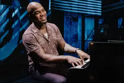 Ο NE-YO στη σκηνή του Broadway για το musical “Hell’s Kitchen” της Alicia Keys